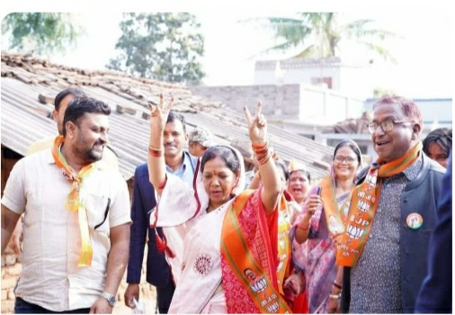 मुख्यमंत्री की धर्मपत्नी कौशल्या साय ने सम्हाली नगर पंचायत कुनकुरी में प्रचार की कमान,प्रदेश सरकार की उपलब्धयो और भावी योजना पर मांग रही हैँ भाजपा के पक्ष में समर्थन