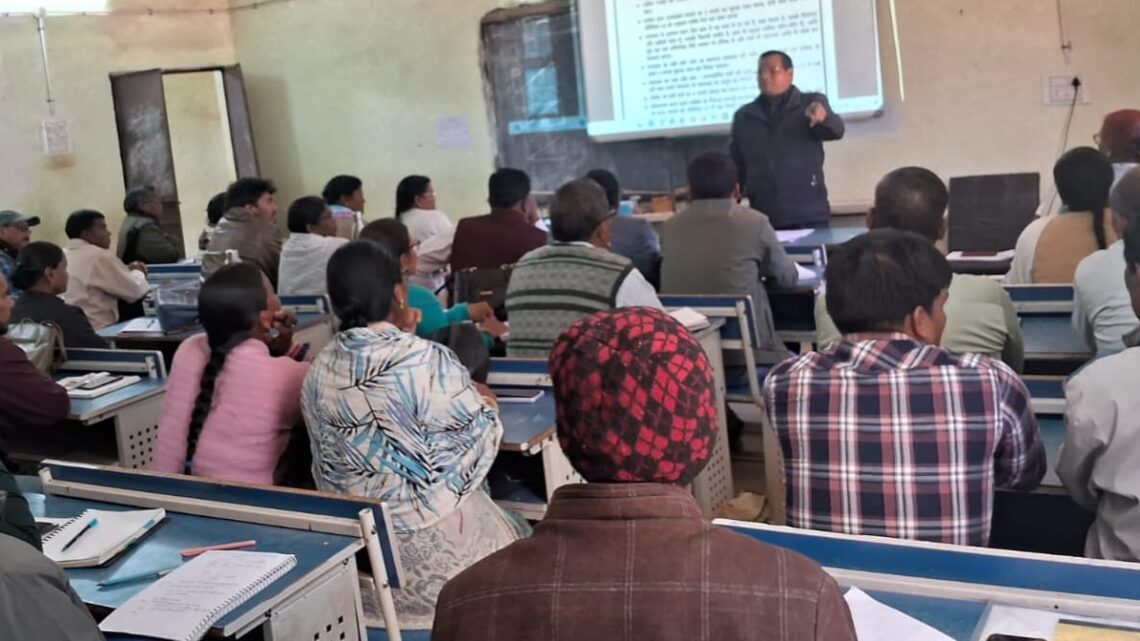 सभी विकास खंड में मतदान दलों को दिया जा रहा प्रशिक्षण सभी विकास खंड में मतदान दलों को दिया जा रहा प्रशिक्षण