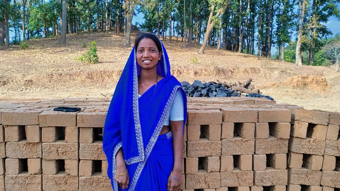 संघर्ष से सफलता तकरू सरिता बाई ने मिट्टी के ईंट बनाकर लिखी ख़ुद की तक़दीर