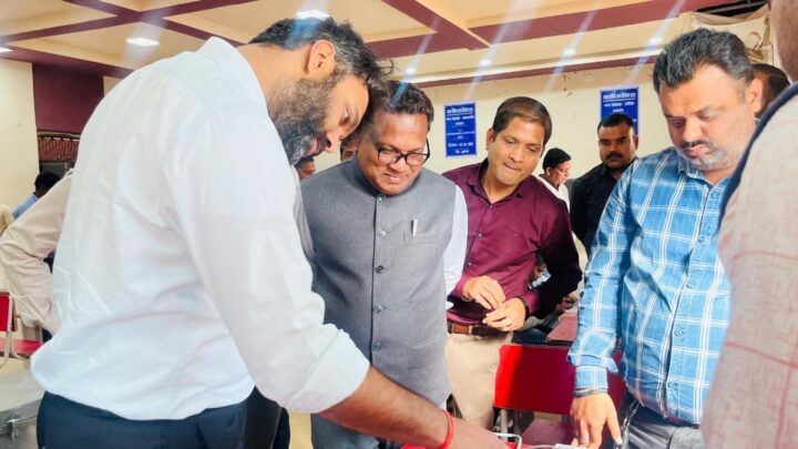 नगरीय निकाय निर्वाचन के लिए ईवीएम कमीशनिंग कार्य का कमिश्नर एवं कलेक्टर ने किया निरीक्षण ईवीएम स्ट्रांग रूम में स्टोरेज एवं सुरक्षा व्यवस्था का किया अवलोकन