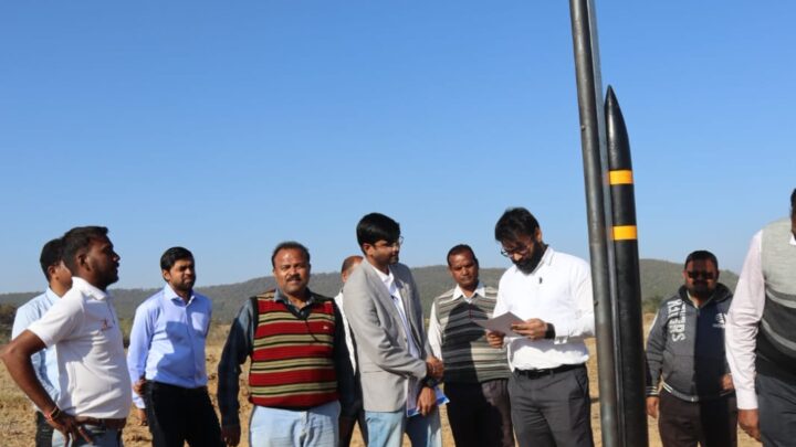 मनोरा में 10,000 फीट ऊंचाई तक जाने वाले पहले एमेच्योर रॉकेट का  सफल प्रक्षेपण। कलेक्टर रोहित व्यास की पहल पर सैकड़ों विद्यार्थियों की उपस्थिति में ऐतिहासिक रॉकेट लॉन्च, विज्ञान और तकनीक की ओर बढ़ाया कदम। मनोरा विकास खंड के सेजस स्कूल में रॉकेट्री वर्कशॉप का हुआ शुभारंभ