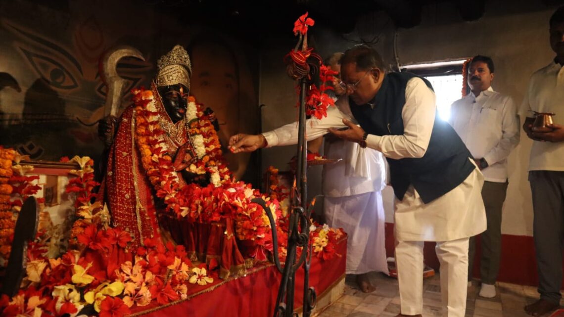 मुख्यमंत्री श्री विष्णु देव साय सोगड़ा आश्रम में पूजा अर्चना कर प्रदेश की सुख समृद्धि और खुशहाली की कामना की मुख्यमंत्री श्री विष्णु देव साय सोगड़ा आश्रम में पूजा अर्चना कर प्रदेश की सुख समृद्धि और खुशहाली की कामना की