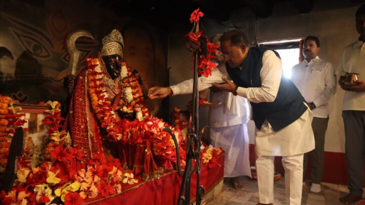 मुख्यमंत्री श्री विष्णु देव साय सोगड़ा आश्रम में पूजा अर्चना कर प्रदेश की सुख समृद्धि और खुशहाली की कामना की