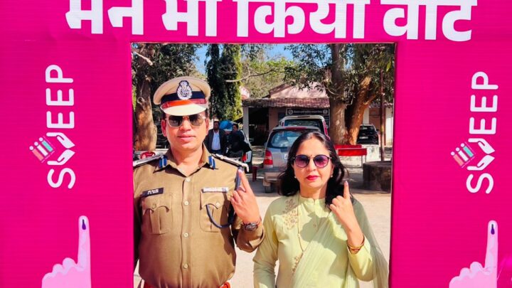 नगरीय निकाय निर्वाचन 2025 एस एस पी श्री शशि मोहन सिंह अपनी पत्नी श्रीमती रेखा सिंह और बेटे के साथ किया मतदान