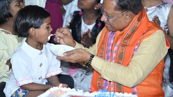 नन्ही मुस्कानों के संग मुख्यमंत्री श्री साय ने मनाया अपना जन्मदिन, बालिका गृह के लिए 10 लाख रुपए स्वीकृति की घोषणा