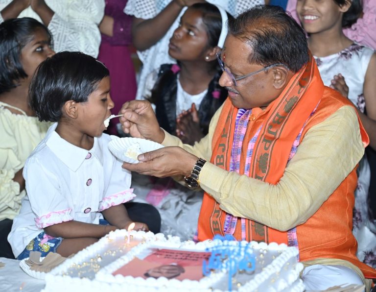 नन्ही मुस्कानों के संग मुख्यमंत्री श्री साय ने मनाया अपना जन्मदिन, बालिका गृह के लिए 10 लाख रुपए स्वीकृति की घोषणा नन्ही मुस्कानों के संग मुख्यमंत्री श्री साय ने मनाया अपना जन्मदिन, बालिका गृह के लिए 10 लाख रुपए स्वीकृति की घोषणा