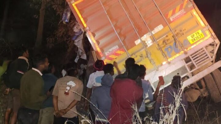 शराबीयो कि मौज , अवैध शराब से भारी पलटी ट्रक को लूटने में लगे लोग