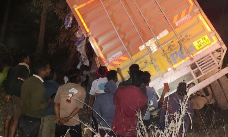 शराबीयो कि मौज , अवैध शराब से भारी पलटी ट्रक को लूटने में लगे लोग शराबीयो कि मौज , अवैध शराब से भारी पलटी ट्रक को लूटने में लगे लोग