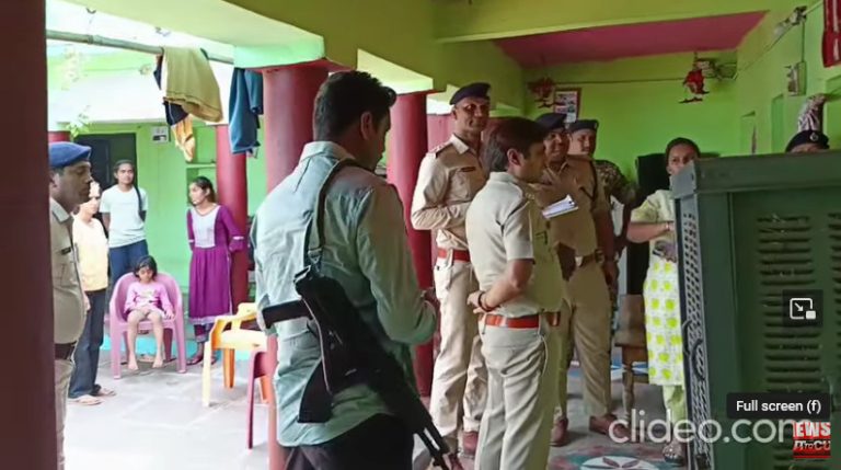 प्रधान पाठक के घर भीषण डकैती, रस्सी से बांधा, फिर सर पर पिस्टल रखकर लाखों लूटे, बेटी की शादी के लिए रखे थे पैसे-गहने प्रधान पाठक के घर भीषण डकैती, रस्सी से बांधा, फिर सर पर पिस्टल रखकर लाखों लूटे, बेटी की शादी के लिए रखे थे पैसे-गहने