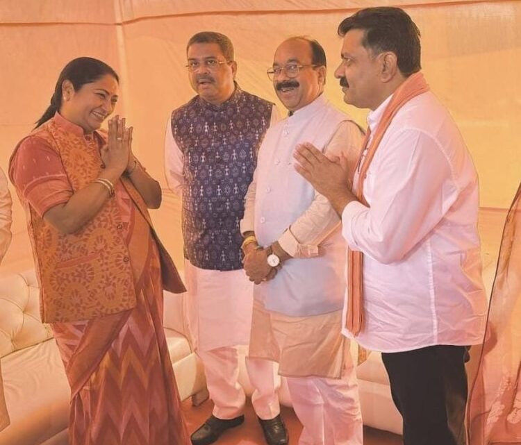 शिष्टाचार: दिल्ली की नई सीएम रेखा गुप्ता को उपमुख्यमंत्री विजय शर्मा ने दी बधाई शिष्टाचार: दिल्ली की नई सीएम रेखा गुप्ता को उपमुख्यमंत्री विजय शर्मा ने दी बधाई