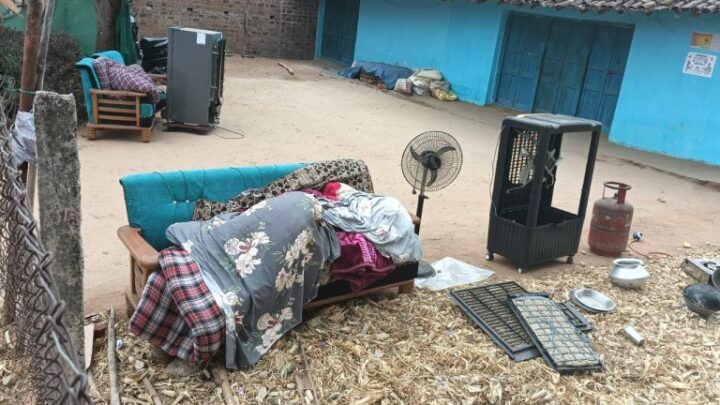 गजब मामला: चुनाव में मां हारी, तो गुस्से में बेटे-बेटी और बहू को कर दिया घर से बेदखल, सामान को घर से बाहर फेंका, पुलिस अब