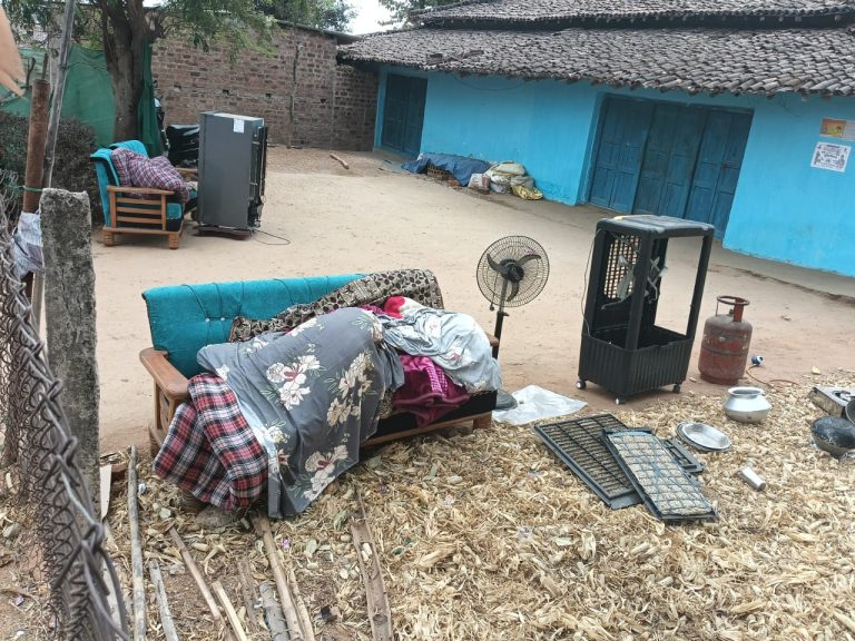 गजब मामला: चुनाव में मां हारी, तो गुस्से में बेटे-बेटी और बहू को कर दिया घर से बेदखल, सामान को घर से बाहर फेंका, पुलिस अब गजब मामला: चुनाव में मां हारी, तो गुस्से में बेटे-बेटी और बहू को कर दिया घर से बेदखल, सामान को घर से बाहर फेंका, पुलिस अब