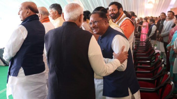 जब PM ने थामा सीएम साय का हाथ : मंच पर प्रधानमंत्री के साथ मुख्यमंत्री की कुछ इस अंदाज में हुई मुलाकात, दोनों में दिखी आत्मीयता