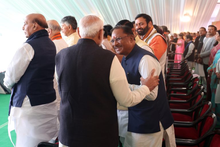 जब PM ने थामा सीएम साय का हाथ : मंच पर प्रधानमंत्री के साथ मुख्यमंत्री की कुछ इस अंदाज में हुई मुलाकात, दोनों में दिखी आत्मीयता जब PM ने थामा सीएम साय का हाथ : मंच पर प्रधानमंत्री के साथ मुख्यमंत्री की कुछ इस अंदाज में हुई मुलाकात, दोनों में दिखी आत्मीयता
