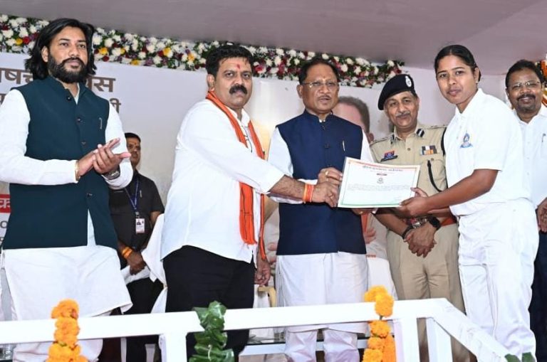 SI अभ्यर्थियों को मुख्यमंत्री ने दिया नियुक्ति पत्र, बोले, पुलिस केवल कानून-व्यवस्था का नहीं, बल्कि जनता के विश्वास और सुरक्षा का भी प्रतीक SI अभ्यर्थियों को मुख्यमंत्री ने दिया नियुक्ति पत्र, बोले, पुलिस केवल कानून-व्यवस्था का नहीं, बल्कि जनता के विश्वास और सुरक्षा का भी प्रतीक