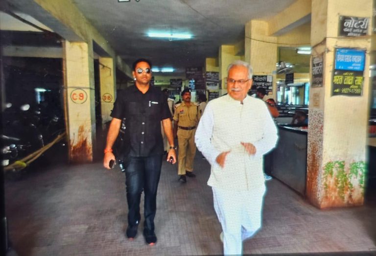 मेरा फोन टैप हो रहा, दीपक बैज के बाद अब भूपेश बघेल ने लगाया जासूसी का आरोप, कहा, प्रेस कांफ्रेंस में मेरी मेरा फोन टैप हो रहा, दीपक बैज के बाद अब भूपेश बघेल ने लगाया जासूसी का आरोप, कहा, प्रेस कांफ्रेंस में मेरी