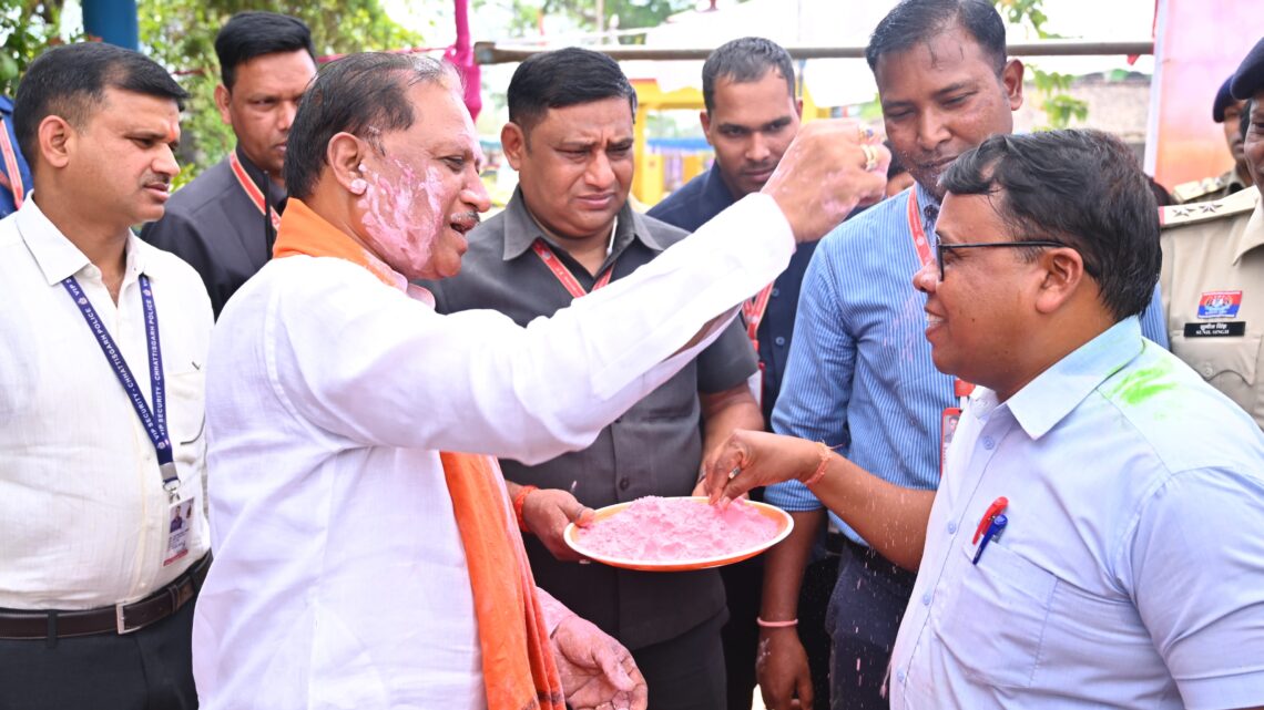 मुख्यमंत्री ने सभी को होली की दी शुभकामनाएं  सरल सहज मुख्यमंत्री से मिलने पहुंचे लोगों और होली की दी शुभकामनाएं