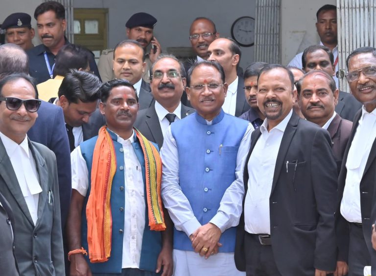 शोषित-पीड़ितों को न्याय दिलाने हेतु करें कार्य” मुख्यमंत्री ने बार काउंसिल के जीर्णोद्धार एवं ई-लाइब्रेरी निर्माण के लिए 1 करोड़ रुपए प्रदान करने की घोषणा की जिला अधिवक्ता संघ के नवनिर्वाचित पदाधिकारियों को दिलाई शपथ शोषित-पीड़ितों को न्याय दिलाने हेतु करें कार्य” मुख्यमंत्री ने बार काउंसिल के जीर्णोद्धार एवं ई-लाइब्रेरी निर्माण के लिए 1 करोड़ रुपए प्रदान करने की घोषणा की जिला अधिवक्ता संघ के नवनिर्वाचित पदाधिकारियों को दिलाई शपथ