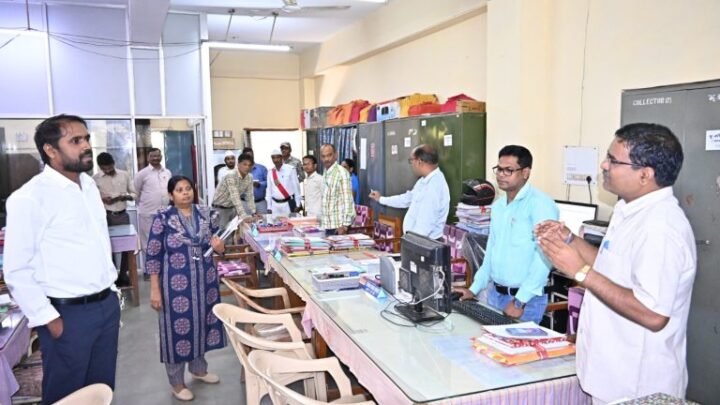 कलेक्टर अबिनाश मिश्रा ने कलेक्ट्रेट कार्यालय का किया निरीक्षण…अनुपस्थित खनिज अधिकारी का एक दिन का वेतन काटने के निर्देश