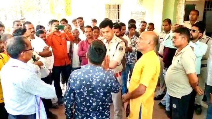 25 हजार रूपये और 2 क्वींटल दाल नही देने पर दी जेल भेजने की धमकी, पीड़ित ने पुलिस की धमकी के बाद दे दी जान, नाराज समाज के लोगों ने किया थाने का घेराव