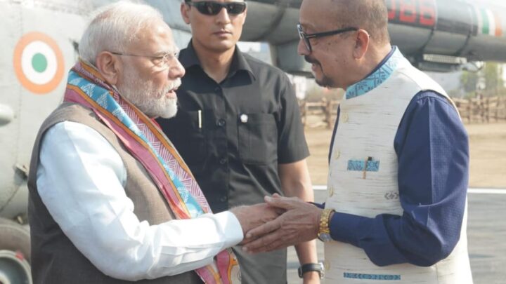 प्रधानमंत्री श्री नरेंद्र मोदी का राज्यपाल श्री रमेन डेका ने किया आत्मीय स्वागत