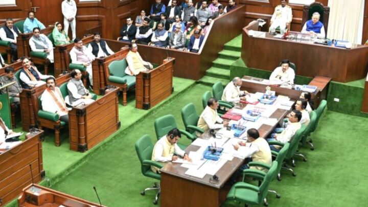 प्रधानमंत्री आवास योजना को लेकर विधानसभा में बवाल, पूर्व मुख्यमंंत्री ने डिप्टी सीएम के जवाब को बताया गोलमोल, विपक्ष का वाकआउट