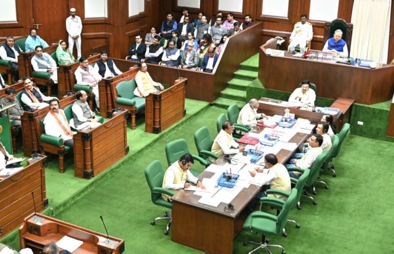 प्रधानमंत्री आवास योजना को लेकर विधानसभा में बवाल, पूर्व मुख्यमंंत्री ने डिप्टी सीएम के जवाब को बताया गोलमोल, विपक्ष का वाकआउट प्रधानमंत्री आवास योजना को लेकर विधानसभा में बवाल, पूर्व मुख्यमंंत्री ने डिप्टी सीएम के जवाब को बताया गोलमोल, विपक्ष का वाकआउट