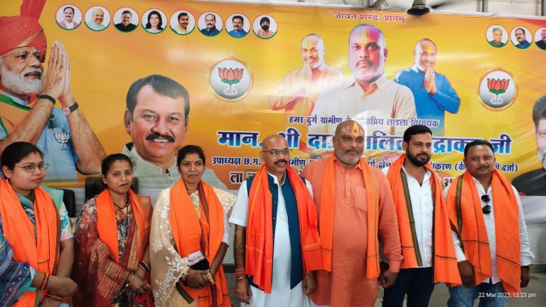 इस नगर निगम में पार्षदों ने बदला पाला, महापौर की कुर्सी पर मंडराने लगा खतरा, 5 पार्षदों ने थामा दूसरे पार्टी का दामन…..गरमायी राजनीति इस नगर निगम में पार्षदों ने बदला पाला, महापौर की कुर्सी पर मंडराने लगा खतरा, 5 पार्षदों ने थामा दूसरे पार्टी का दामन…..गरमायी राजनीति