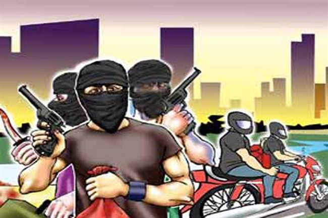 दिनदहाड़े लाखों की उठाईगिरी, ट्रांसपोर्टर की कार का शीशा तोड़कर नकाबपोश बदमाशों ने दिया वारदात को अंजाम….मचा हड़कंप दिनदहाड़े लाखों की उठाईगिरी, ट्रांसपोर्टर की कार का शीशा तोड़कर नकाबपोश बदमाशों ने दिया वारदात को अंजाम….मचा हड़कंप