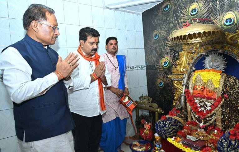 मुख्यमंत्री ने माता कौशल्या की पूजा-अर्चना कर प्रदेशवासियों की सुख-समृद्धि की कामना की, मंदिर परिसर के सौंदर्यीकरण व रखरखाव हेतु दिशानिर्देश माता कौशल्या व प्रभु श्रीराम के दर्शन कर प्रदेश की खुशहाली की कामना की, वैद्यराज सुषेण मंदिर व श्री दशरथ दरबार के किए दर्शन, जलसेन सरोवर में कछुओं को खिलाया दाना मुख्यमंत्री ने माता कौशल्या की पूजा-अर्चना कर प्रदेशवासियों की सुख-समृद्धि की कामना की, मंदिर परिसर के सौंदर्यीकरण व रखरखाव हेतु दिशानिर्देश माता कौशल्या व प्रभु श्रीराम के दर्शन कर प्रदेश की खुशहाली की कामना की, वैद्यराज सुषेण मंदिर व श्री दशरथ दरबार के किए दर्शन, जलसेन सरोवर में कछुओं को खिलाया दाना