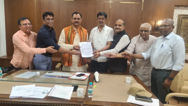 स्वास्थ्य मंत्री श्री श्याम बिहारी जायसवाल जी के साथ हॉस्पिटल बोर्ड और इंडियन मेडिकल एसोसिएशन (आईएमए) की बैठक में आयुष्मान भारत योजना से जुड़ी समस्याओं पर चर्चा हुई। मंत्री जी ने आश्वासन दिया