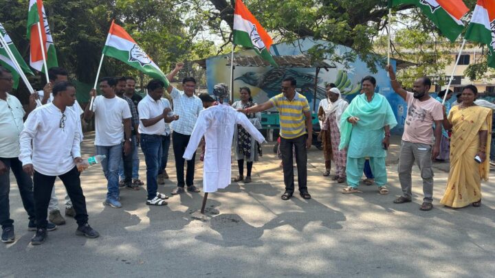 कांग्रेसियों पर ई.डी. व केंद्र की भारतीय जनता पार्टी सरकार के तानाशाहीपूर्ण कार्यवाही के विरोध में कांग्रेस ने किया पुतला दहन