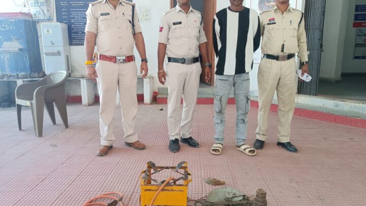 बंद दुकान में सेंध मारकर चोरी करने वाले चोर को पुलिस ने सूचना के चंद घंटों में माल सहित किया गिरफ्तार, भेजा जेल