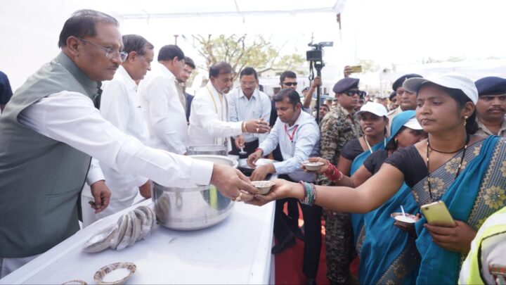 मुख्यमंत्री श्री विष्णु देव साय गिरौदपुरी मेला में हुए शामिल  गुरु गद्दी की पूजा कर लिया आशीर्वाद, प्रदेशवासियों की ख़ुशहाली और समृद्धि की कामना की  गिरौदपुरी मेला की राशि 25 लाख से बढ़ाकर 50 लाख करने तथा मेला परिसर के मुख्य प्रवेश द्वार से मुख्य मंदिर तक स्थाई शेड निर्माण की घोषणा
