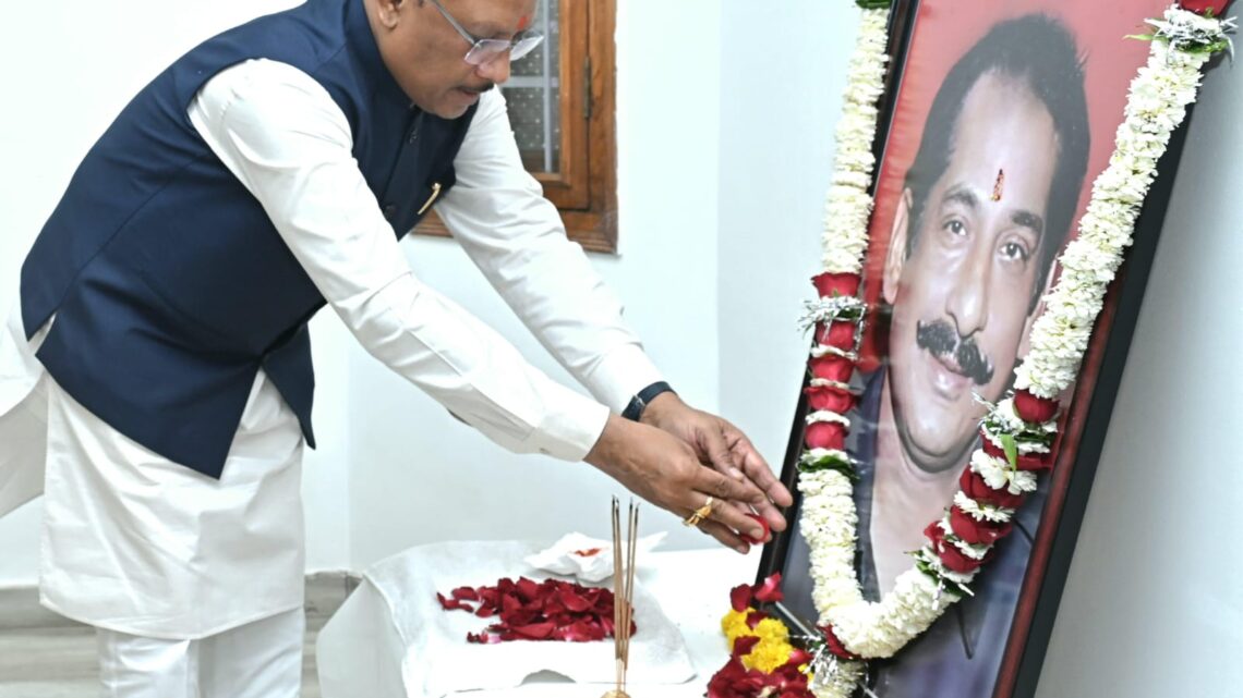 मुख्यमंत्री श्री साय ने स्वर्गीय श्री दिलीप सिंह जूदेव की जयंती पर उन्हें किया नमन मुख्यमंत्री श्री साय ने स्वर्गीय श्री दिलीप सिंह जूदेव की जयंती पर उन्हें किया नमन