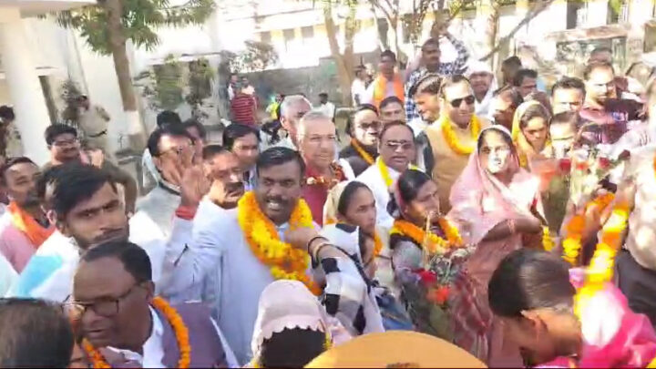मंत्री के पति से धक्का-मुकी, कुर्ता फाड़ा, अध्यक्ष-उपाध्यक्ष चुनाव के दौरान हुई भिड़ंत