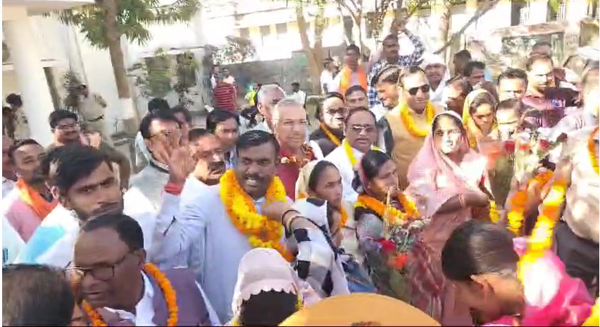 मंत्री के पति से धक्का-मुकी, कुर्ता फाड़ा, अध्यक्ष-उपाध्यक्ष चुनाव के दौरान हुई भिड़ंत मंत्री के पति से धक्का-मुकी, कुर्ता फाड़ा, अध्यक्ष-उपाध्यक्ष चुनाव के दौरान हुई भिड़ंत