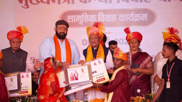 मुख्यमंत्री श्री विष्णु देव साय ने जशपुर जिले में सामूहिक कन्या विवाह कार्यक्रम में शामिल होकर 353 नवविवाहित जोड़ों को दिया आशीर्वाद