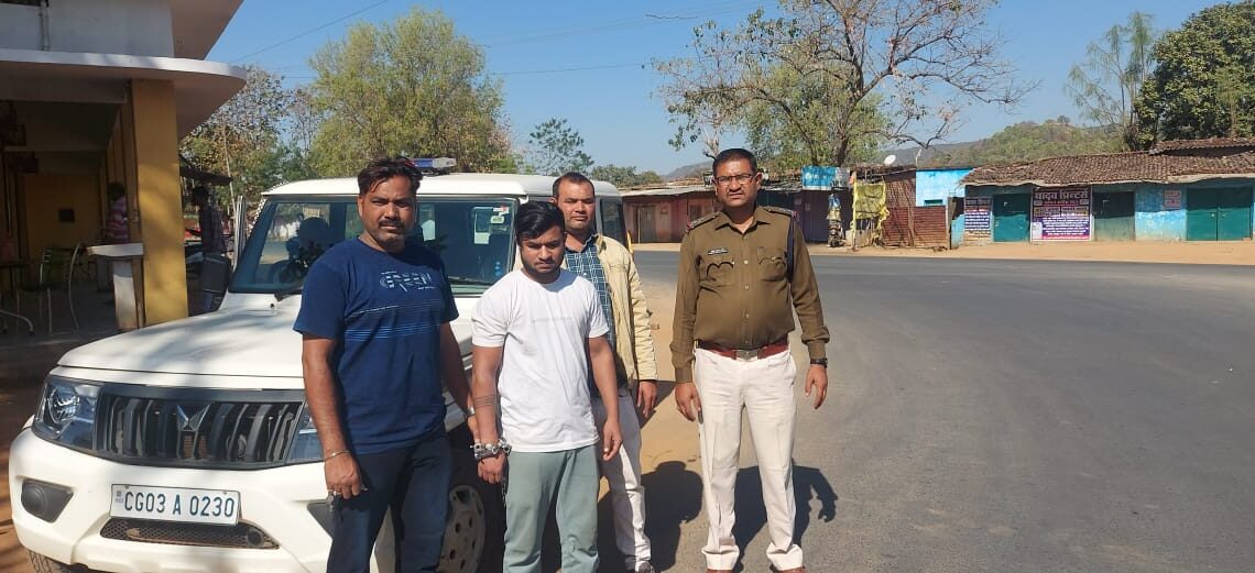 हत्या के मामले में दो साल से फरार आरोपी को जशपुर पुलिस ने गुजरात से पकड़ वापस लाया, गिरफ्तार कर भेजा जेल हत्या के मामले में दो साल से फरार आरोपी को जशपुर पुलिस ने गुजरात से पकड़ वापस लाया, गिरफ्तार कर भेजा जेल