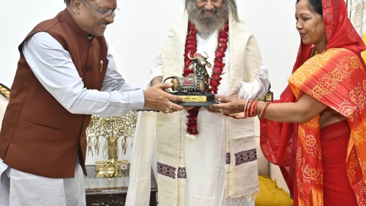 मुख्यमंत्री श्री विष्णुदेव साय ने आध्यात्मिक गुरु श्री श्री रविशंकर से लिया आशीर्वाद
