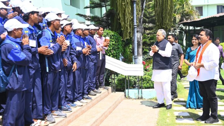 सुकमा के ग्रामीणों ने पहली बार राजधानी का किया भ्रमण, विधानसभा कार्यवाही देखकर हुए उत्साहित   स्वामी विवेकानंद युवा प्रोत्साहन योजना के तहत शैक्षणिक भ्रमण पर पहुंचे युवा: पहली बार देखा रेलवे स्टेशन, विधानसभा और वनवासी कल्याण आश्रम