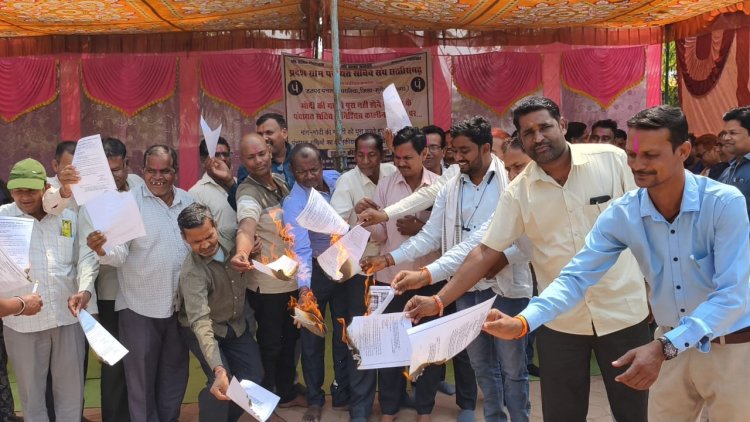 सचिवों के अनिश्चितकालीन हड़ताल से ग्रामीण क्षेत्रों में मूलभूत सुविधाये बाधित , नवनिर्वाचित सरपंचों का प्रभार भी अटका सचिवों के अनिश्चितकालीन हड़ताल से ग्रामीण क्षेत्रों में मूलभूत सुविधाये बाधित , नवनिर्वाचित सरपंचों का प्रभार भी अटका