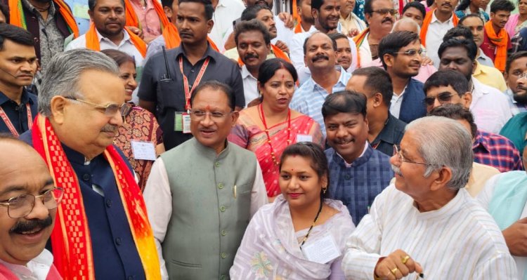 विष्णुदेवसाय से सौजन्य भेंट में नगर विकास पर हुई चर्चा – हुलसी विष्णुदेवसाय से सौजन्य भेंट में नगर विकास पर हुई चर्चा – हुलसी