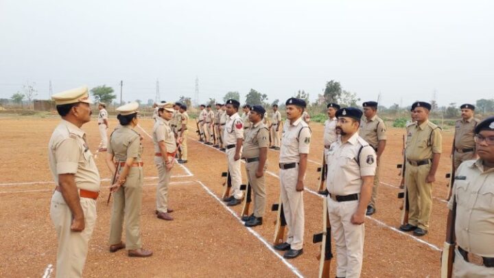 मुंगेली पुलिस अधीक्षक ने जिले के पुलिसकर्मियो को कराये गये परेड एंव मार्चपास्ट