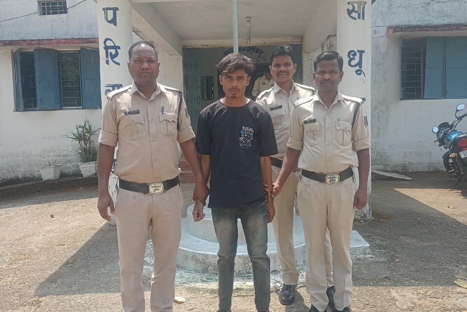 ऑपरेशन मुस्कान के तहत् जशपुर पुलिस को लगातार मिल रही कामयाबी, बिहार राज्य के गोड्डा क्षेत्र से चंद दिनों में बालिका को बरामद कर परिजनों को सौंपा गया, नाबालिक को फेसबुक के माध्यम से झांसा देकर अपने साथ ले गया था आरोपी युवक, ऑपरेशन मुस्कान के तहत् जशपुर पुलिस को लगातार मिल रही कामयाबी, बिहार राज्य के गोड्डा क्षेत्र से चंद दिनों में बालिका को बरामद कर परिजनों को सौंपा गया, नाबालिक को फेसबुक के माध्यम से झांसा देकर अपने साथ ले गया था आरोपी युवक,