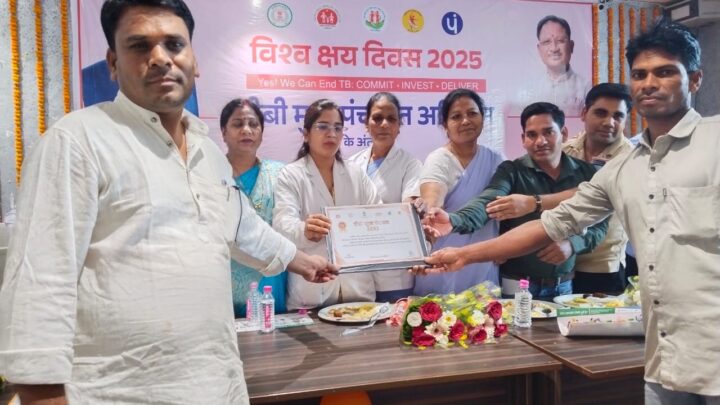 *टीबी मुक्त पंचायत घोषित होने पर सरपंच आरती कोशले को किया गया सम्मानित