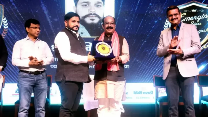 जनपद उपाध्यक्ष अरविंद गुप्ता उप मुख्यमंत्री के हाथों सम्मानित, सामाजिक, धार्मिक कार्यों के लिए मिला सम्मान, एक बड़े बैनर के अखबार ने किया था आयोजन