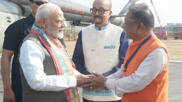 मुख्यमंत्री श्री विष्णुदेव साय ने प्रधानमंत्री श्री नरेंद्र मोदी का हेलीपैड में किया आत्मीय स्वागत