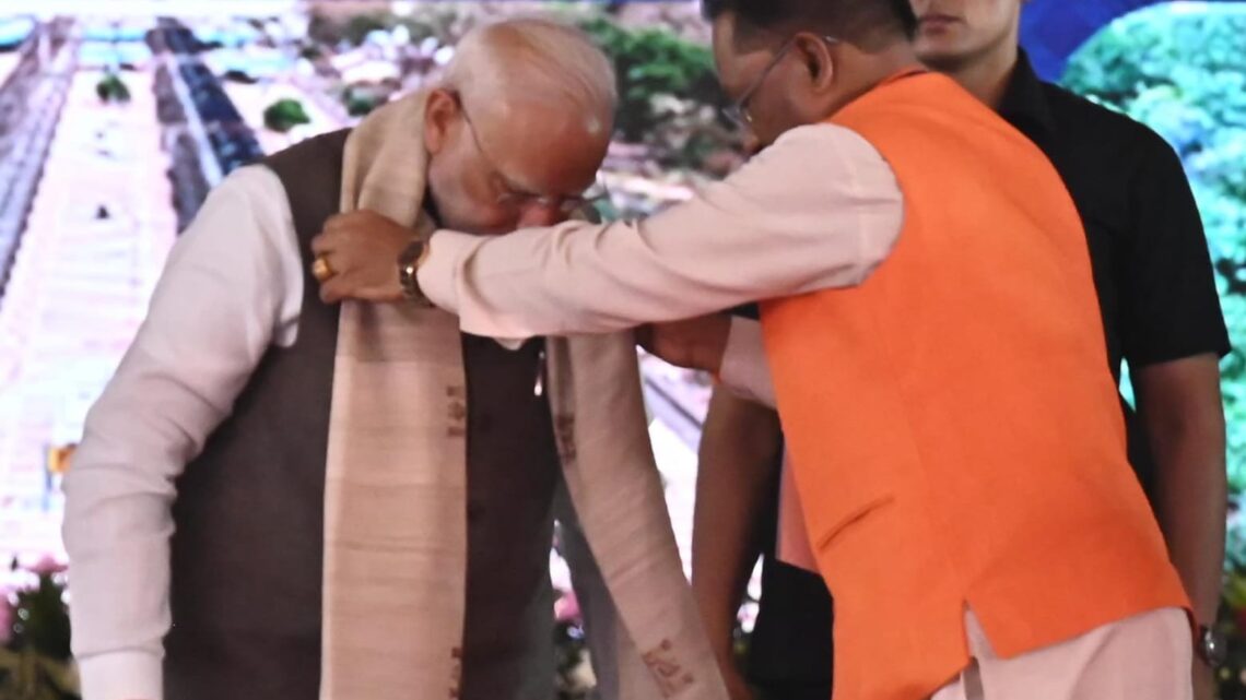 छत्तीसगढ़ की बुनाई, संस्कृति और जीवंत परंपराओं का प्रतीक – प्रधानमंत्री श्री नरेंद्र मोदी को भेंट किया गया कोसा सिल्क से बना हस्तनिर्मित शॉल छत्तीसगढ़ की बुनाई, संस्कृति और जीवंत परंपराओं का प्रतीक – प्रधानमंत्री श्री नरेंद्र मोदी को भेंट किया गया कोसा सिल्क से बना हस्तनिर्मित शॉल