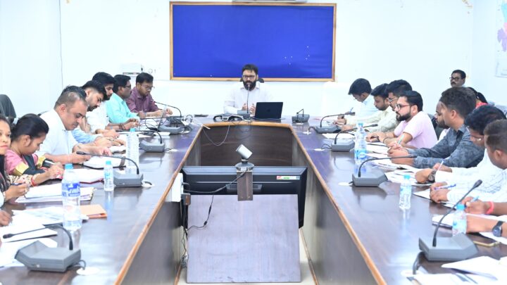 बजट में शामिल निर्माण कार्यों के लिए जमीन का चिन्हांकन करने कलेक्टर दिए निर्देश समर कैंप के लिए तैयारियां शुरू करें कलेक्टर साप्ताहिक समय सीमा की ली बैठक